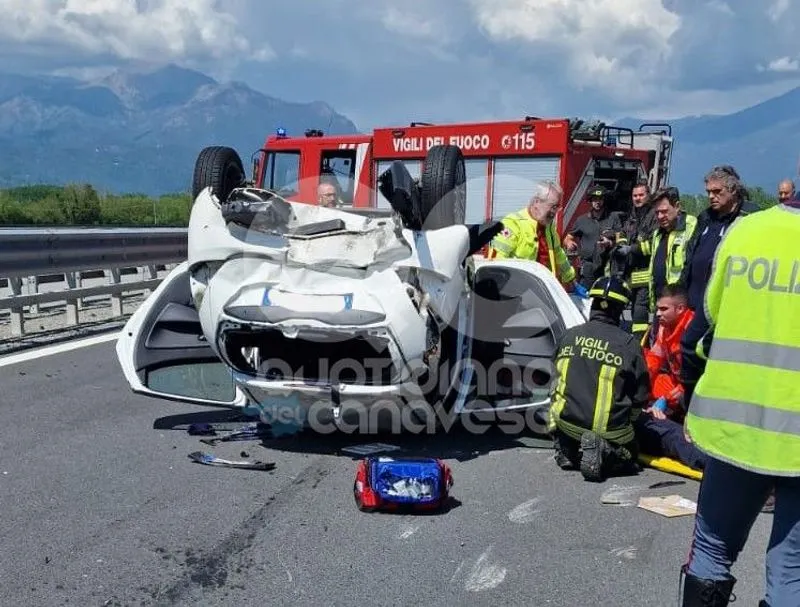 SCHIANTO IN AUTOSTRADA - Traffico in tilt tra Scarmagno e Ivrea per lo scontro tra due vetture - FOTO