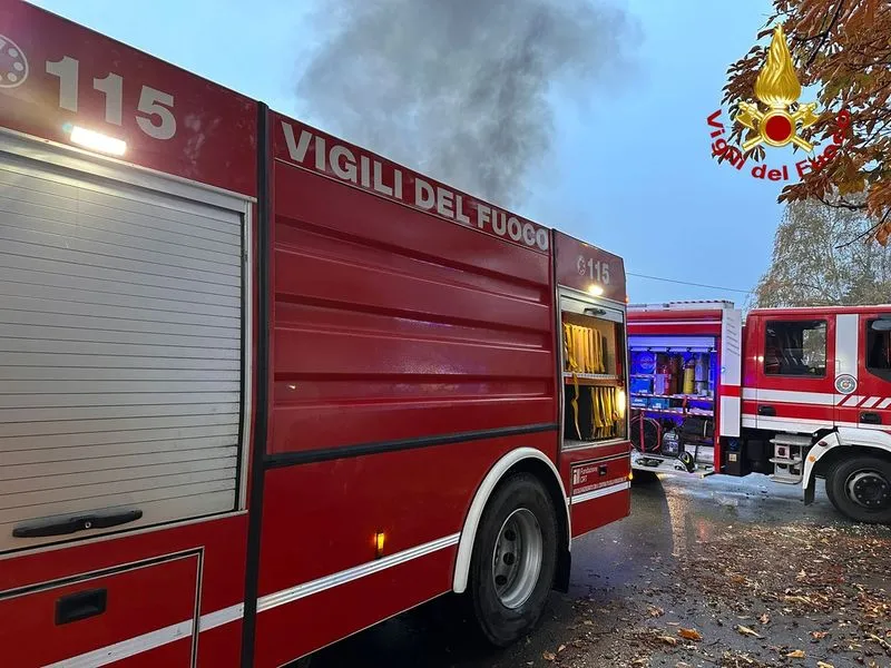 PIANEZZA - Paura in piazza Vittorio: auto esplode nel cuore della notte. Indagano i carabinieri