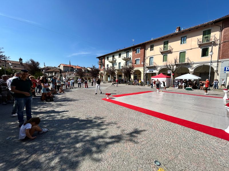 PIANEZZA - Più grande, con più parcheggi e un collegamento diretto con via Mazzini: la nuova piazza Vittorio Veneto - FOTO