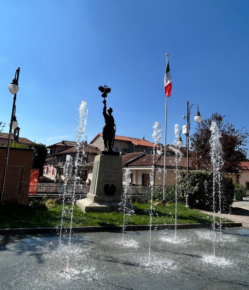 PIANEZZA - Più grande, con più parcheggi e un collegamento diretto con via Mazzini: la nuova piazza Vittorio Veneto - FOTO