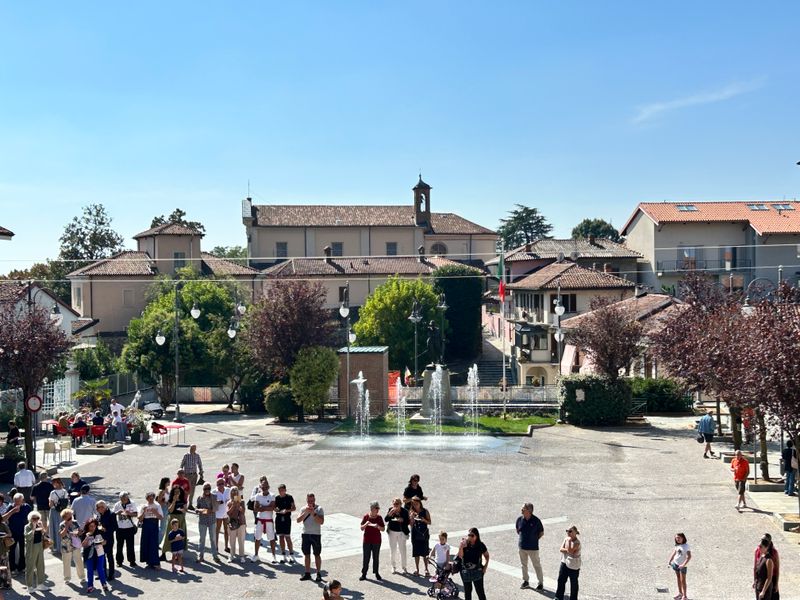 PIANEZZA - Più grande, con più parcheggi e un collegamento diretto con via Mazzini: la nuova piazza Vittorio Veneto - FOTO