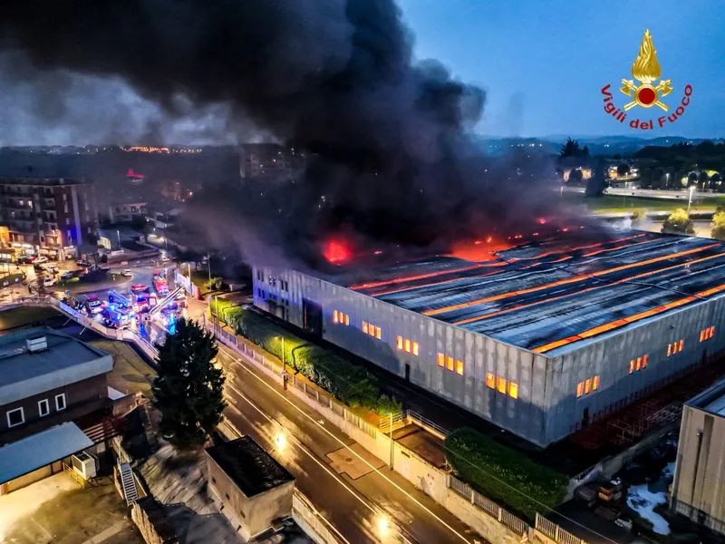 INCENDIO A PIANEZZA - I primi controlli di Arpa Piemonte sulla qualità dell'aria dopo il rogo alla Euro Stamp
