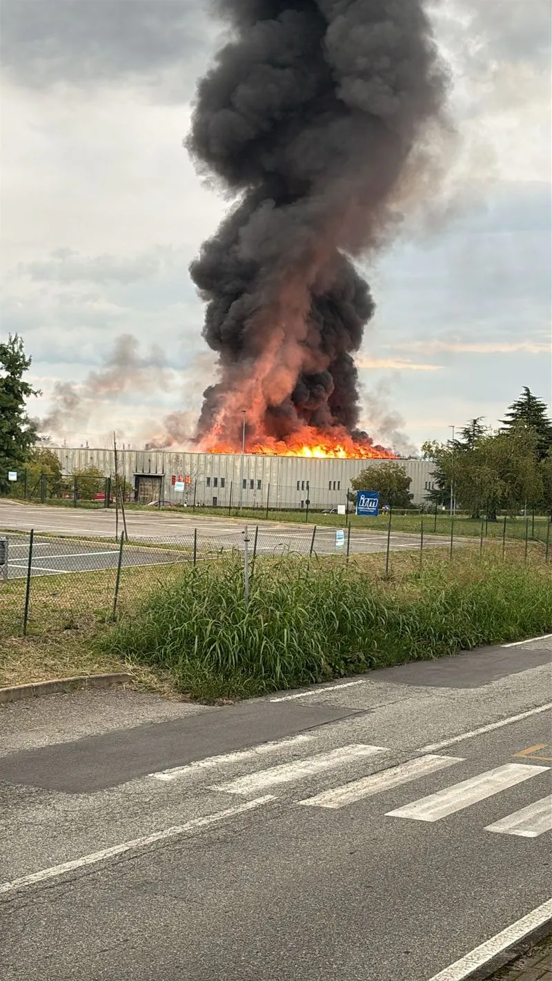 INCENDIO A PIANEZZA - I primi controlli di Arpa Piemonte sulla qualità dell'aria dopo il rogo alla Euro Stamp
