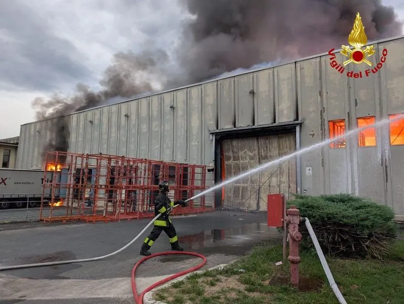 INCENDIO A PIANEZZA - I primi controlli di Arpa Piemonte sulla qualità dell'aria dopo il rogo alla Euro Stamp