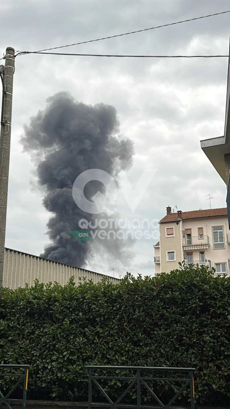 INCENDIO A PIANEZZA - Alla «Euro Stamp»: crollata parte della struttura - FOTO