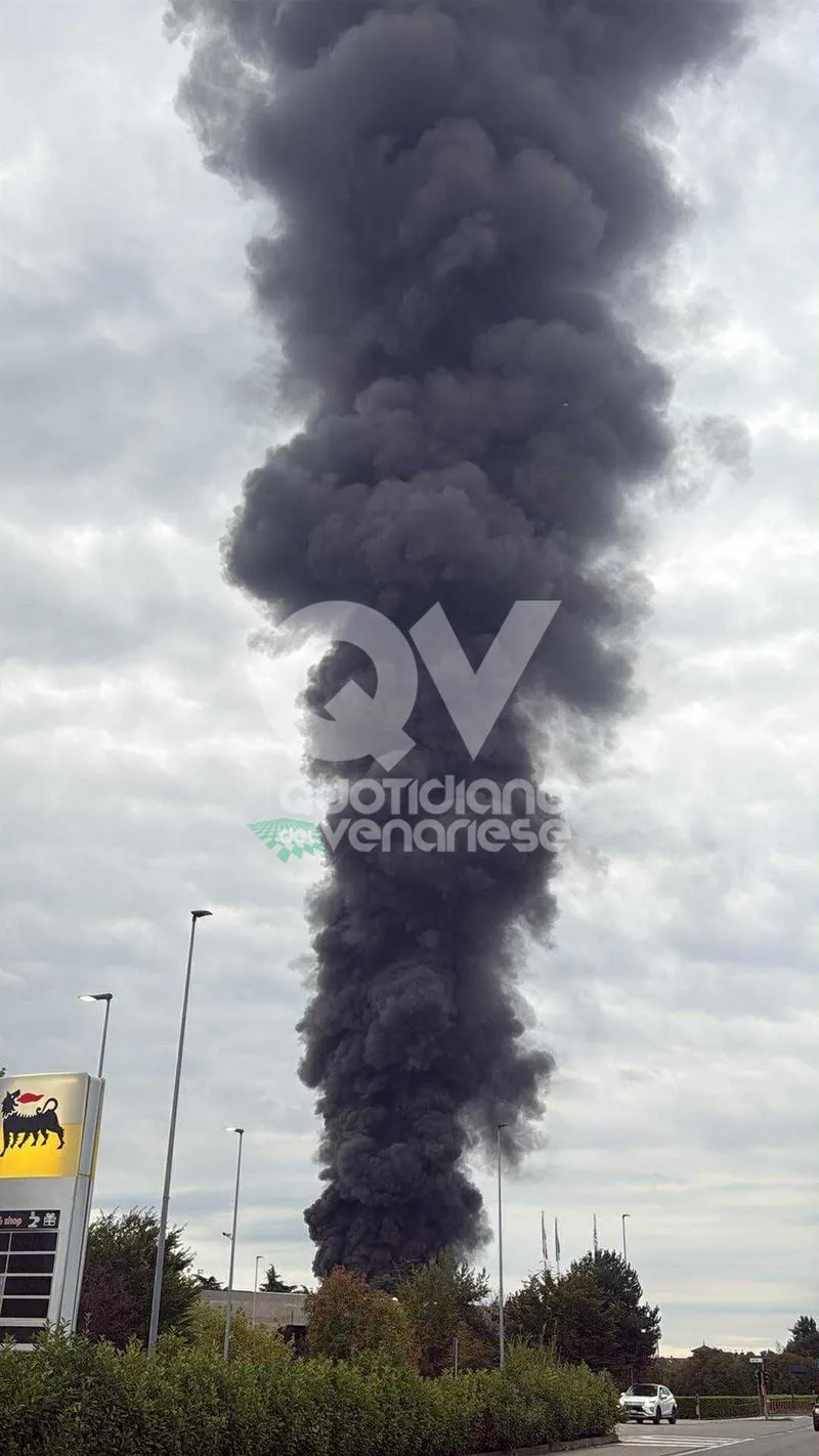 INCENDIO A PIANEZZA - Alla «Euro Stamp»: crollata parte della struttura - FOTO