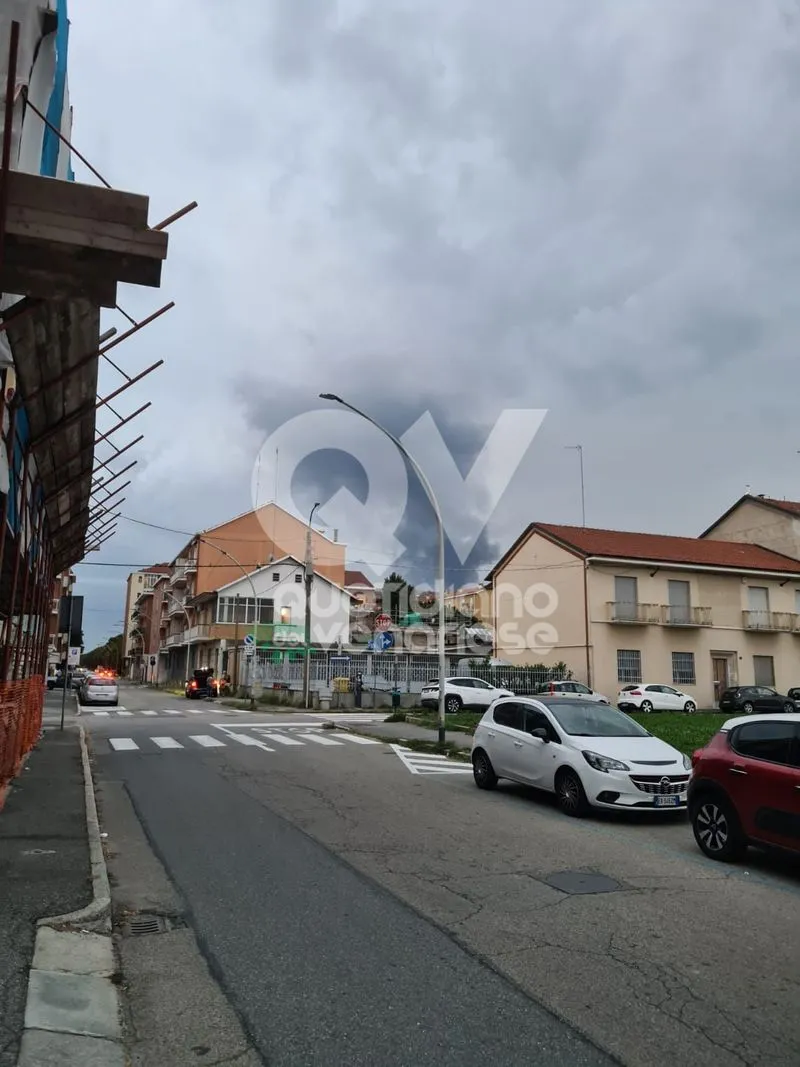 INCENDIO A PIANEZZA - Alla «Euro Stamp»: crollata parte della struttura - FOTO