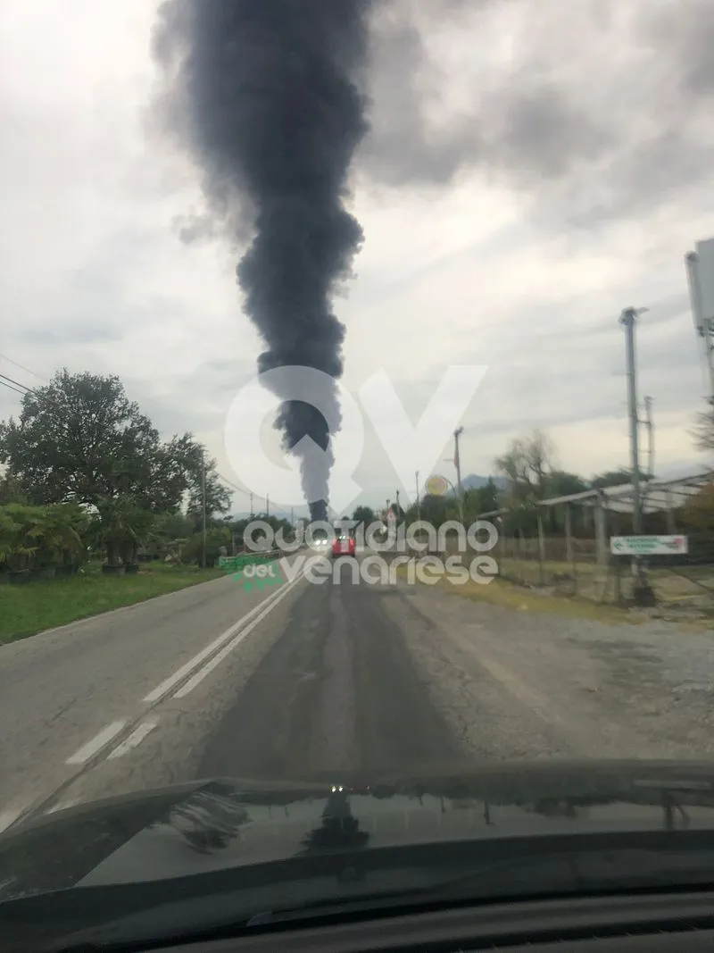 INCENDIO A PIANEZZA - Alla «Euro Stamp»: crollata parte della struttura - FOTO