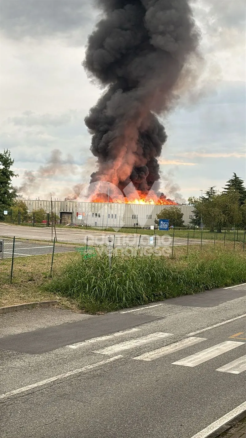 INCENDIO A PIANEZZA - Alla «Euro Stamp»: crollata parte della struttura - FOTO