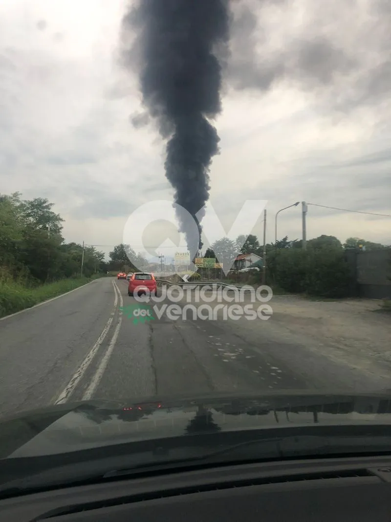 INCENDIO A PIANEZZA - Alla «Euro Stamp»: crollata parte della struttura - FOTO