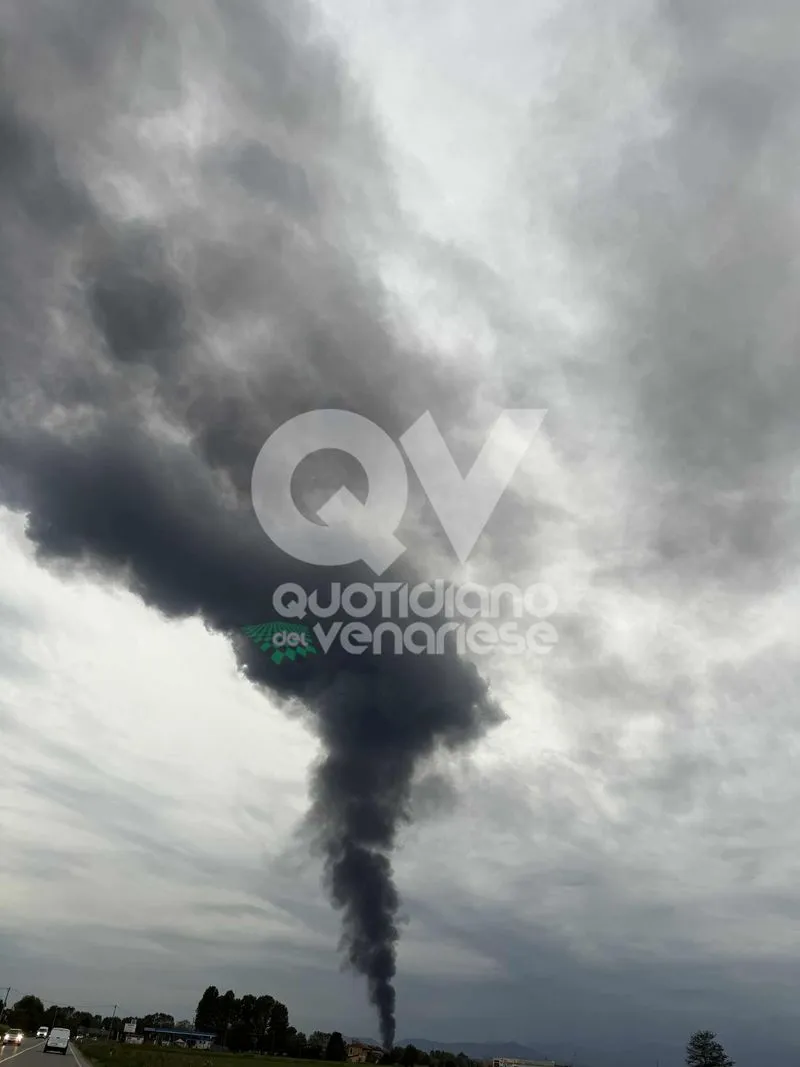 INCENDIO A PIANEZZA - Alla «Euro Stamp»: crollata parte della struttura - FOTO