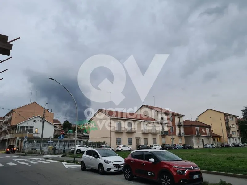 INCENDIO A PIANEZZA - Alla «Euro Stamp»: crollata parte della struttura - FOTO