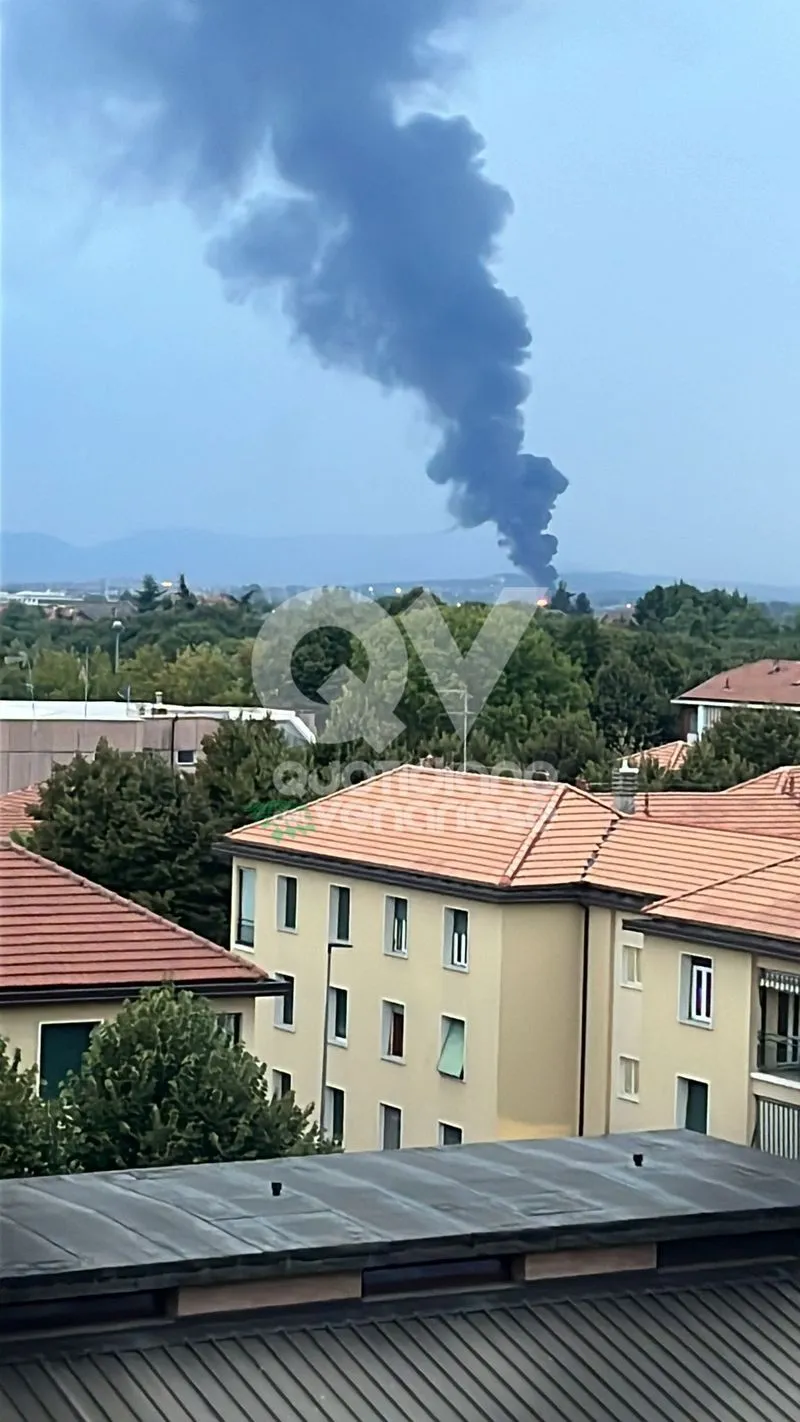 INCENDIO A PIANEZZA - Alla «Euro Stamp»: crollata parte della struttura - FOTO