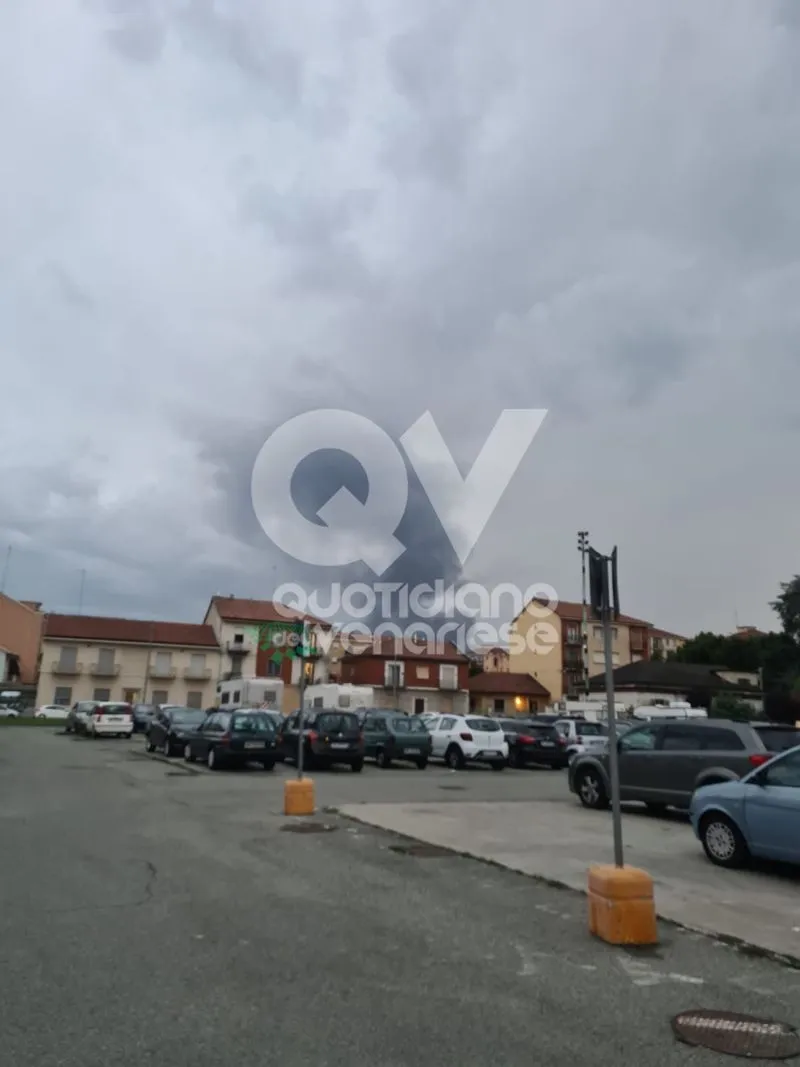 INCENDIO A PIANEZZA - Alla «Euro Stamp»: crollata parte della struttura - FOTO