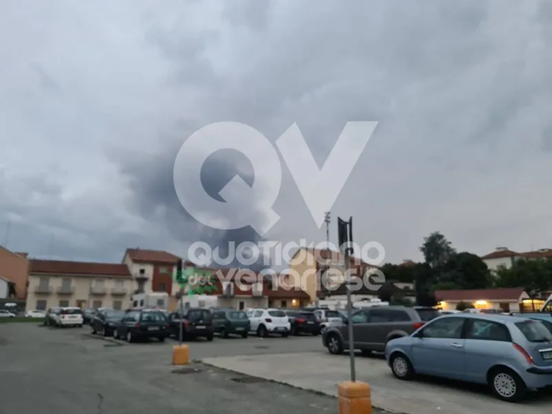 INCENDIO A PIANEZZA - Alla «Euro Stamp»: crollata parte della struttura - FOTO
