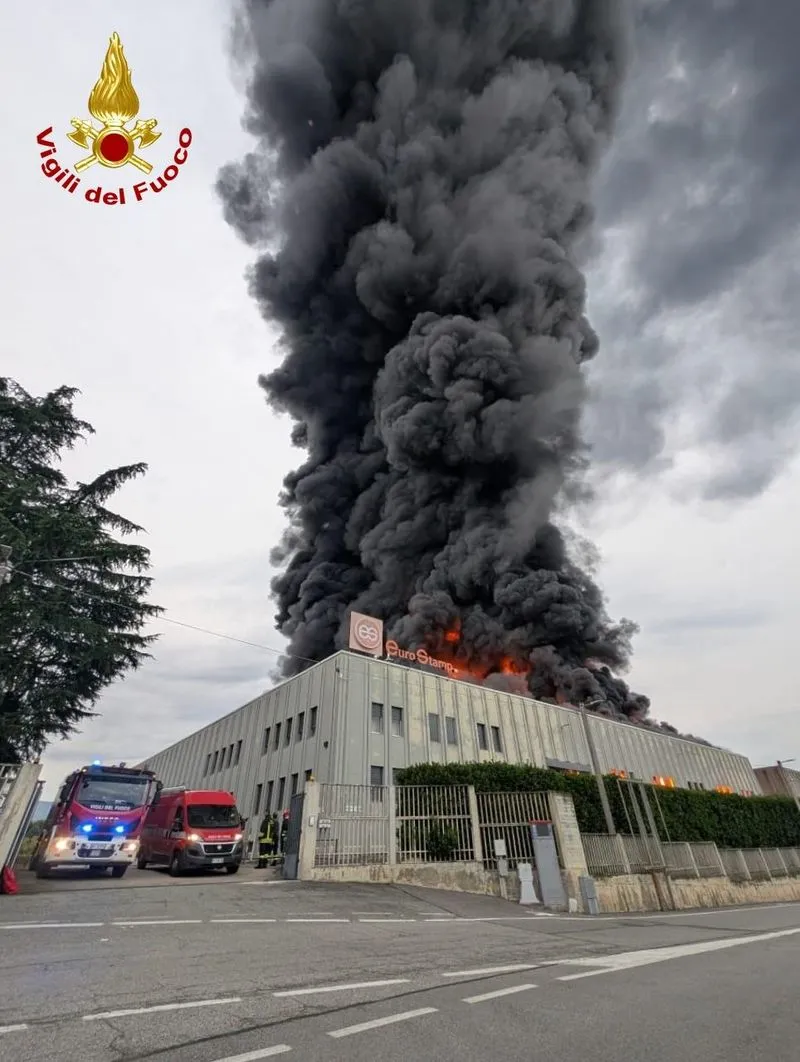 INCENDIO A PIANEZZA - Alla «Euro Stamp»: crollata parte della struttura - FOTO