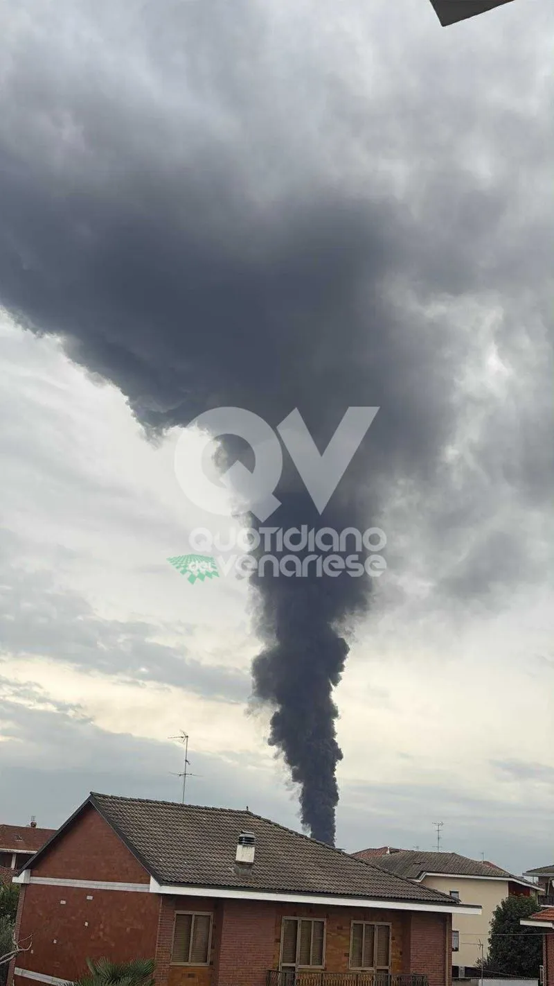 INCENDIO A PIANEZZA - Alla «Euro Stamp»: crollata parte della struttura - FOTO