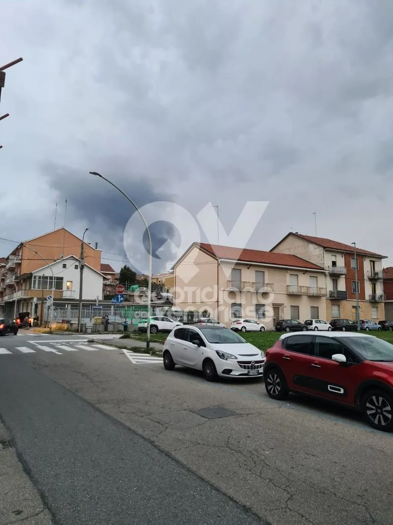 INCENDIO A PIANEZZA - Alla «Euro Stamp»: crollata parte della struttura - FOTO