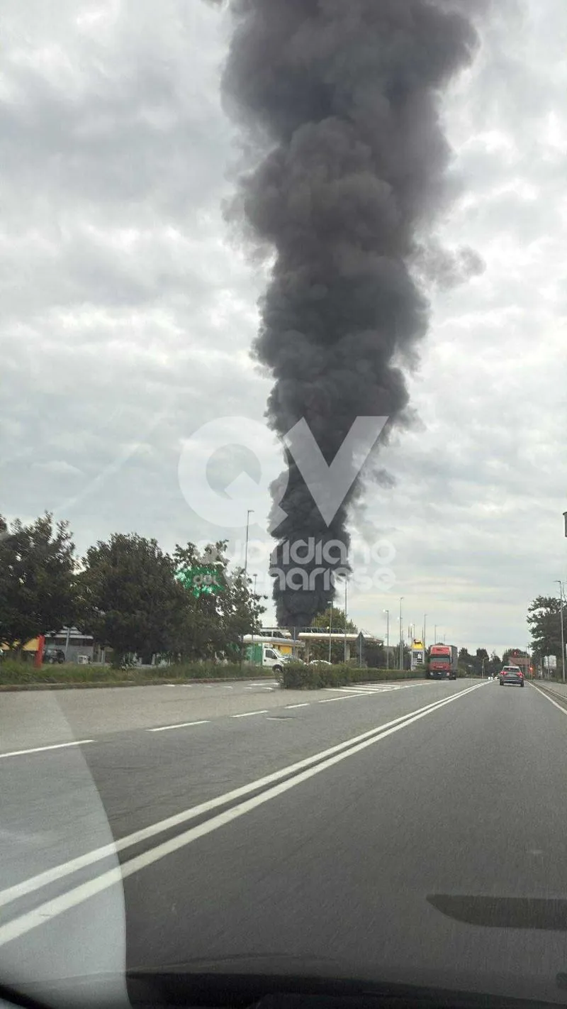 INCENDIO A PIANEZZA - Alla «Euro Stamp»: crollata parte della struttura - FOTO