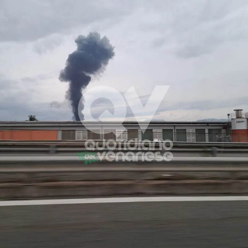 INCENDIO A PIANEZZA - In fiamme una ditta di via Airauda: fumo nero visibile a distanza - FOTO e VIDEO