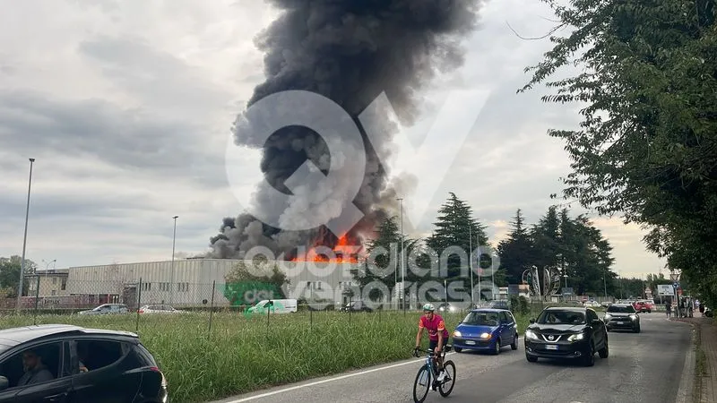 INCENDIO A PIANEZZA - In fiamme una ditta di via Airauda: fumo nero visibile a distanza - FOTO e VIDEO