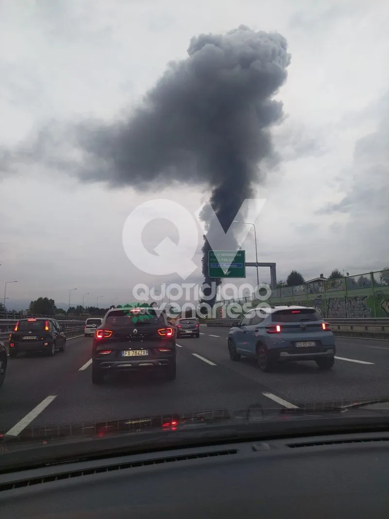 INCENDIO A PIANEZZA - In fiamme una ditta di via Airauda: fumo nero visibile a distanza - FOTO e VIDEO