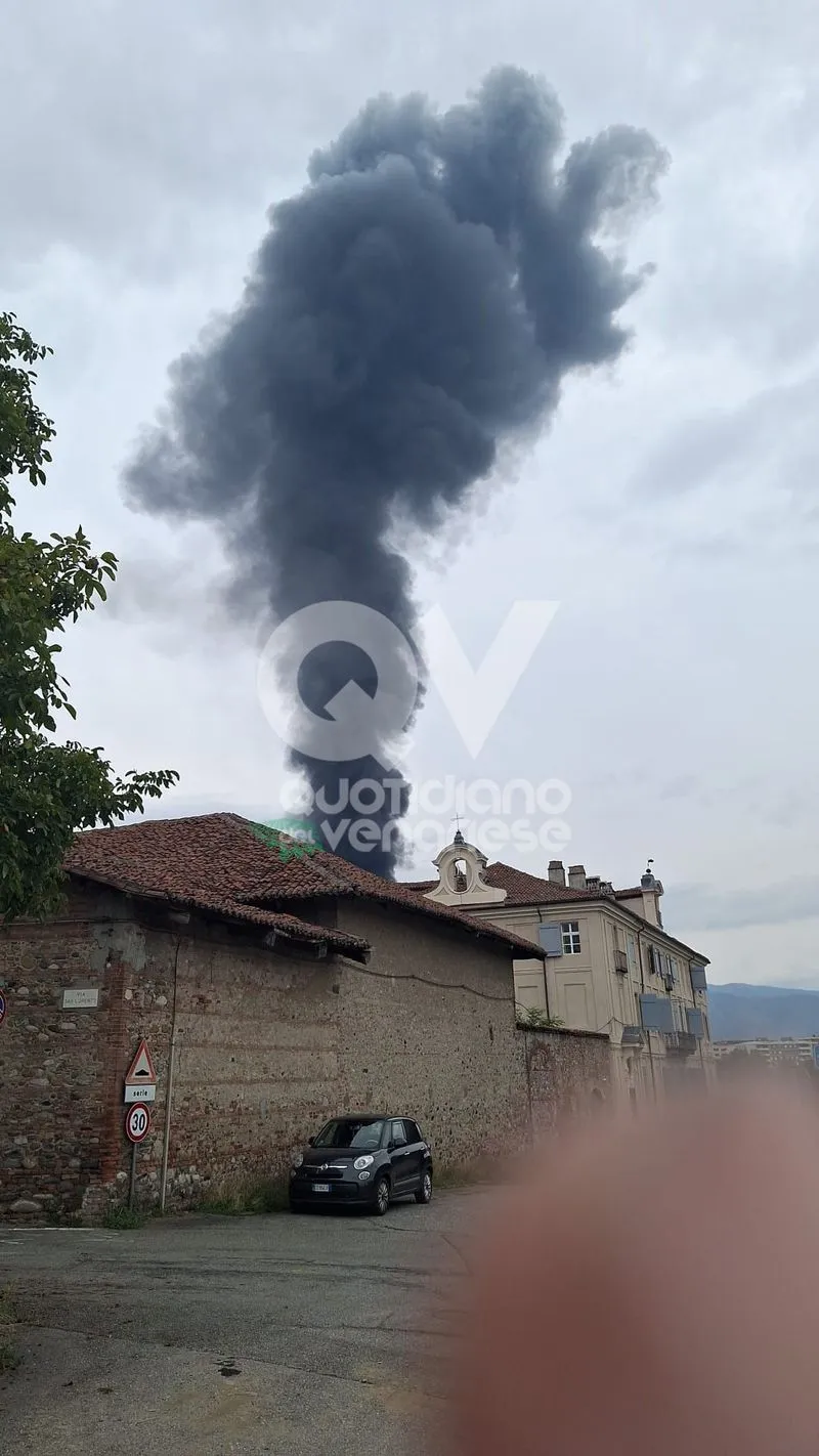 INCENDIO A PIANEZZA - In fiamme una ditta di via Airauda: fumo nero visibile a distanza - FOTO e VIDEO