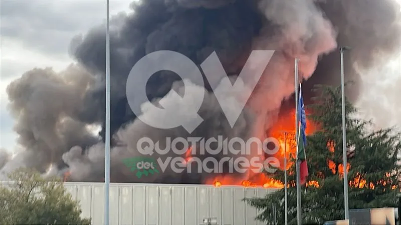 INCENDIO A PIANEZZA - In fiamme una ditta di via Airauda: fumo nero visibile a distanza - FOTO e VIDEO