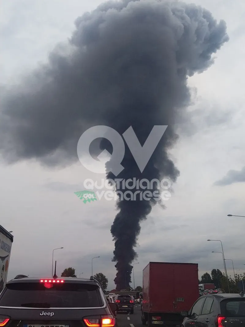 INCENDIO A PIANEZZA - In fiamme una ditta di via Airauda: fumo nero visibile a distanza - FOTO e VIDEO