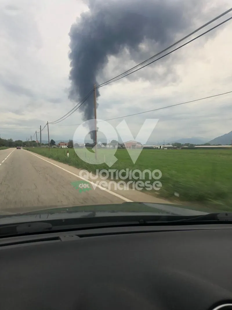 INCENDIO A PIANEZZA - In fiamme una ditta di via Airauda: fumo nero visibile a distanza - FOTO e VIDEO