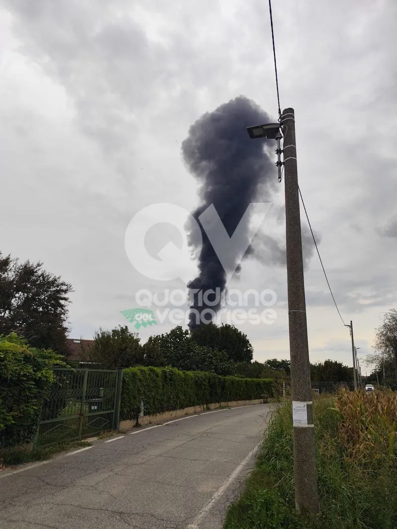 INCENDIO A PIANEZZA - In fiamme una ditta di via Airauda: fumo nero visibile a distanza - FOTO e VIDEO