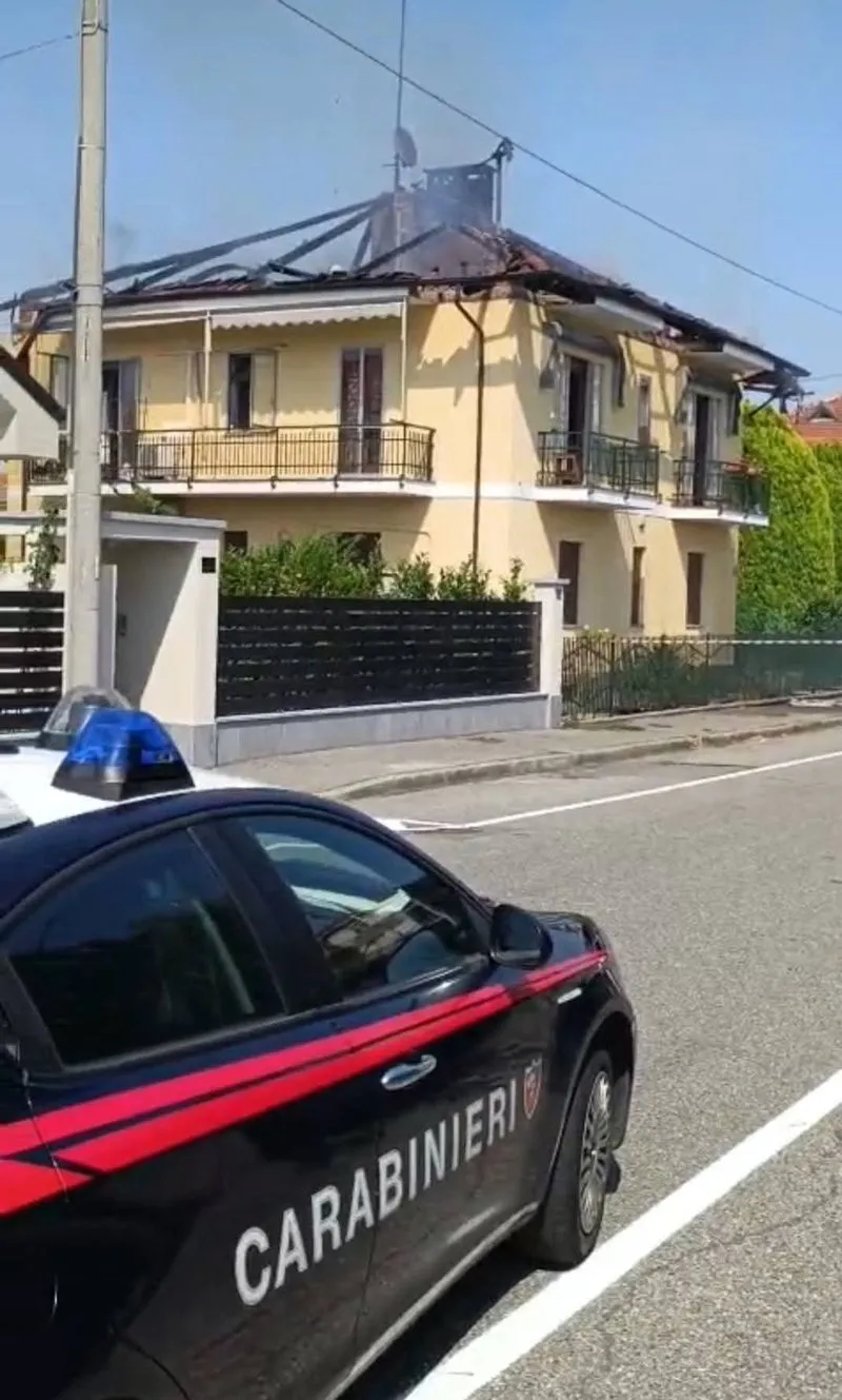 INCENDIO A PIANEZZA - A fuoco il tetto di un'abitazione in via Moncenisio - FOTO