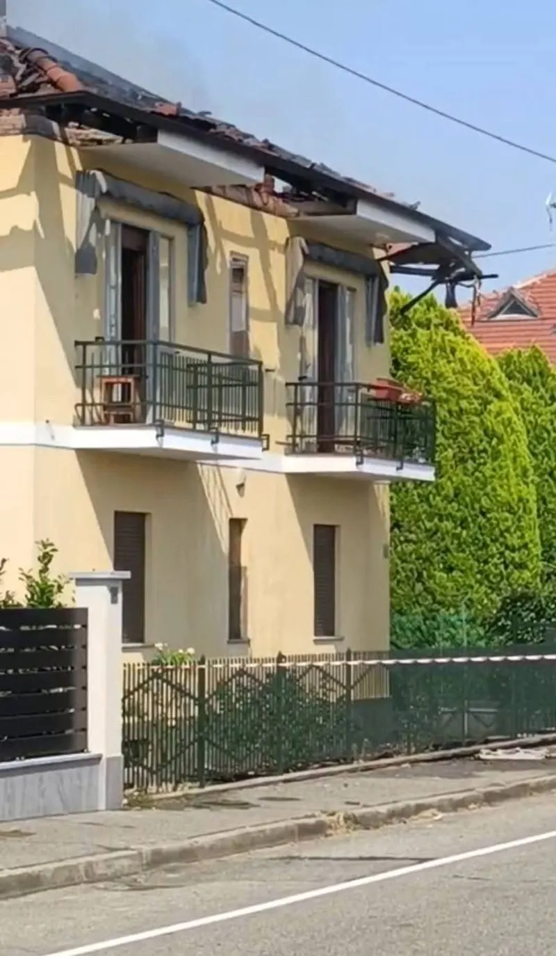 INCENDIO A PIANEZZA - A fuoco il tetto di un'abitazione in via Moncenisio - FOTO