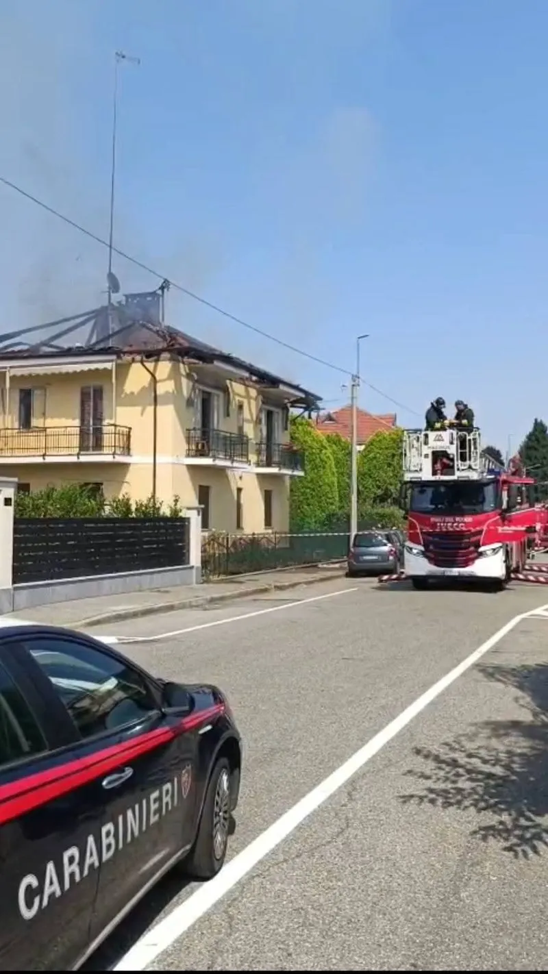INCENDIO A PIANEZZA - A fuoco il tetto di un'abitazione in via Moncenisio - FOTO