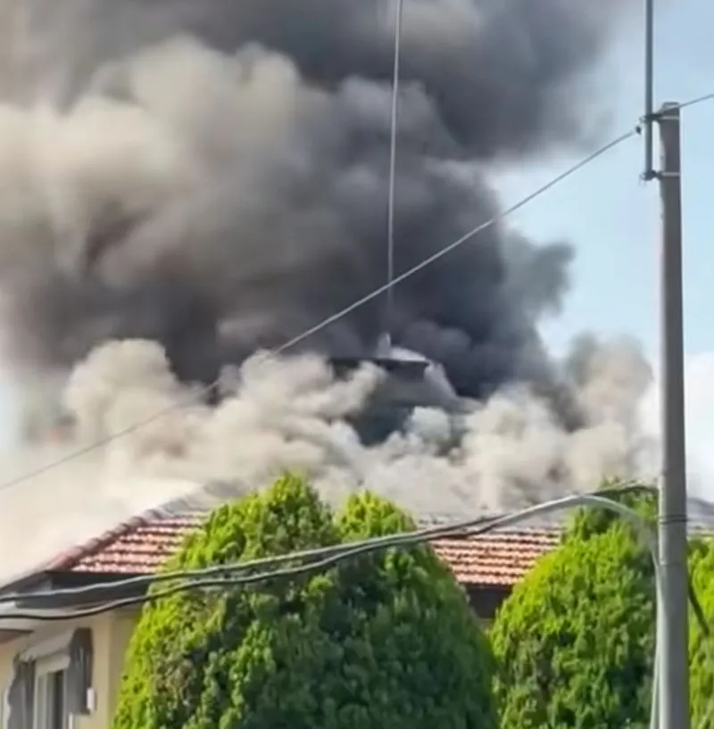 INCENDIO A PIANEZZA - A fuoco il tetto di un'abitazione in via Moncenisio - FOTO