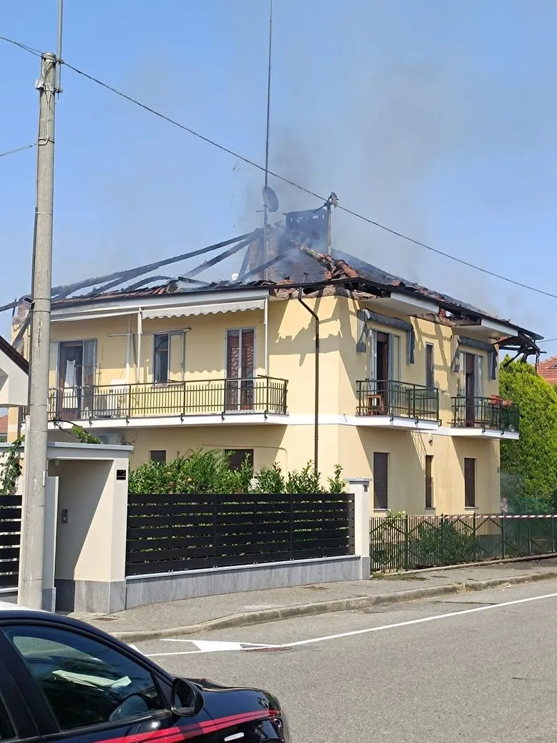INCENDIO A PIANEZZA - A fuoco il tetto di un'abitazione in via Moncenisio - FOTO