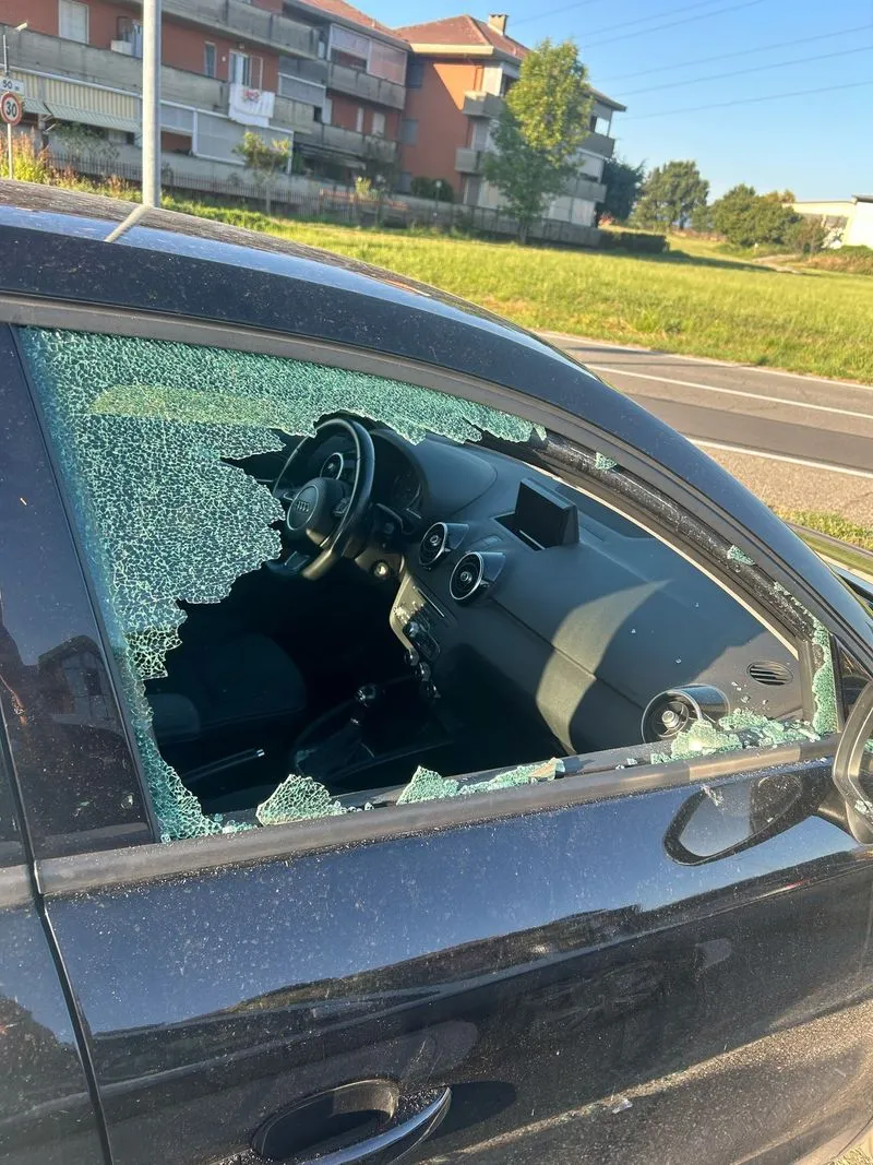 PIANEZZA - I ladri prendono di mira le auto in via Parucco: e i residenti chiedono le telecamere di videosorveglianza - FOTO
