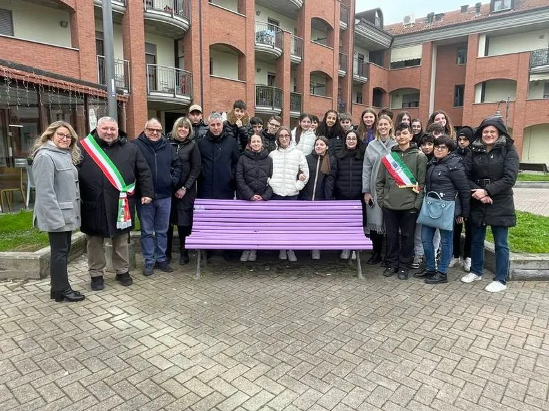 PIANEZZA - In piazza Papa Giovanni Paoli II spunta una panchina lilla: ecco il significato