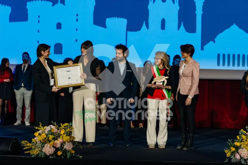 PIANEZZA - A Napoli la cittadina premiata come «Comune Plastic Free» - FOTO