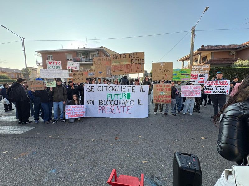 PIANEZZA - Problemi e scuola fatiscente, la protesta degli studenti del Dalmasso: «Non siamo numeri ma voci da ascoltare» - FOTO