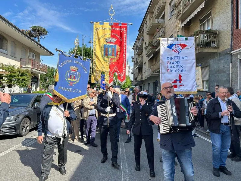 PIANEZZA - In 700 al raduno dei Centri di Incontro anziani di tutto il Piemonte - FOTO