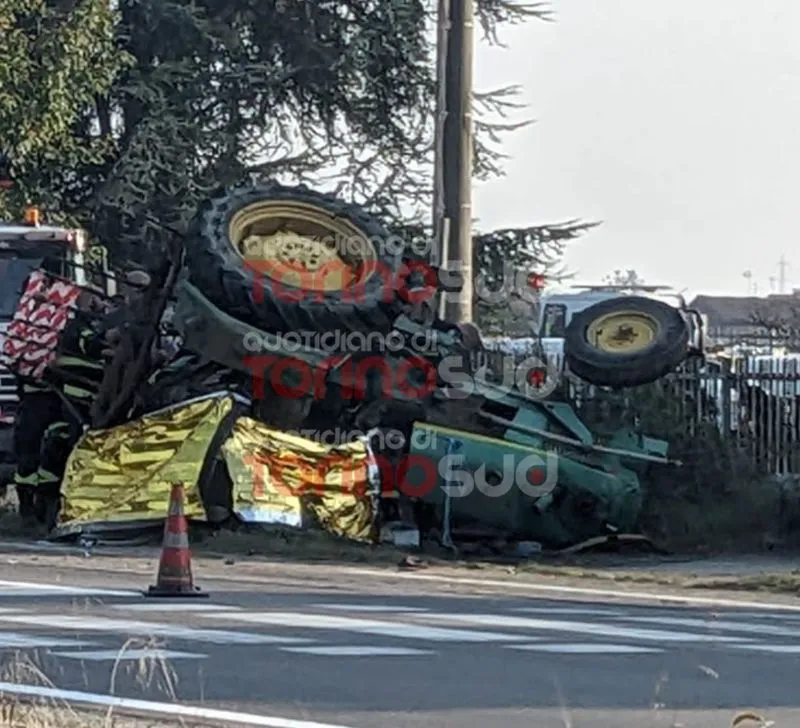 INCIDENTE MORTALE A PIOBESI - Trattore ribaltato dopo lo scontro in via del Mare, vittima il conducente