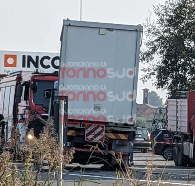 INCIDENTE MORTALE A PIOBESI - Trattore ribaltato dopo lo scontro in via del Mare, vittima il conducente