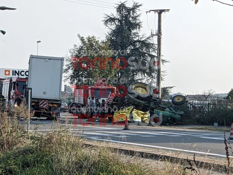 INCIDENTE MORTALE A PIOBESI - Trattore ribaltato dopo lo scontro in via del Mare, vittima il conducente