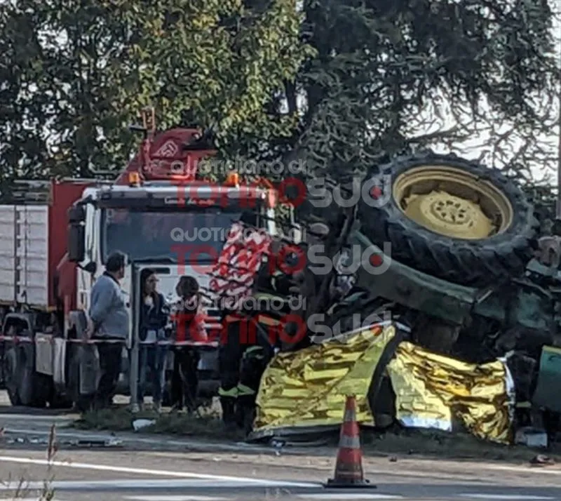 INCIDENTE MORTALE A PIOBESI - Trattore ribaltato dopo lo scontro in via del Mare, vittima il conducente