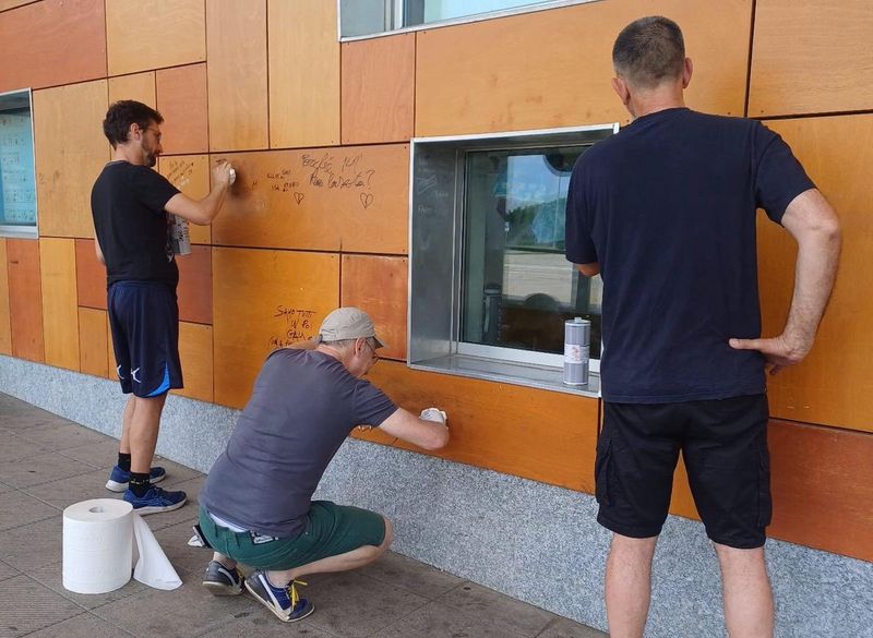 PIOBESI - Sindaco, assessori e consiglieri ripuliscono le pareti della scuola da scritte e graffiti dei vandali - FOTO