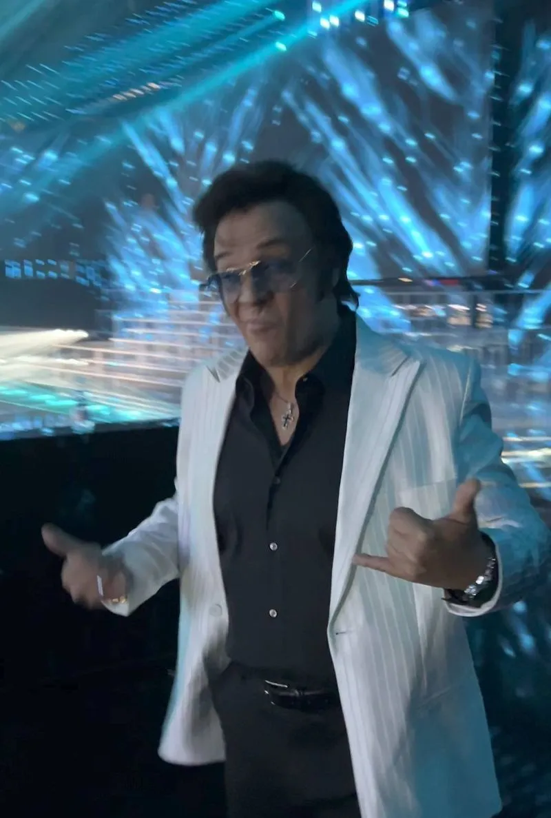 PIOSSASCO - L'ambulante Sergio Orlando diventa Little Tony e strappa applausi in televisione - FOTO