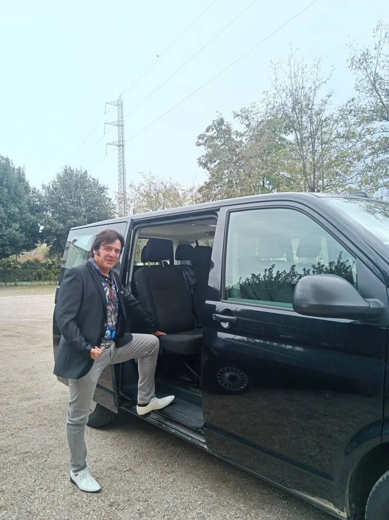 PIOSSASCO - L'ambulante Sergio Orlando diventa Little Tony e strappa applausi in televisione - FOTO