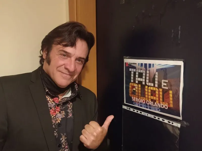 PIOSSASCO - L'ambulante Sergio Orlando diventa Little Tony e strappa applausi in televisione - FOTO