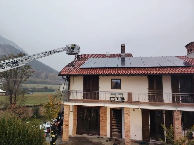 PIOSSASCO - Incendio in un'abitazione, intervento dei vigili del fuoco